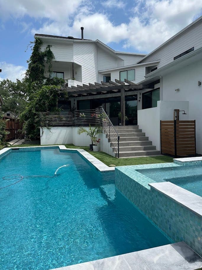 A well-maintained Houston backyard pool serviced by Houston Cool Pools