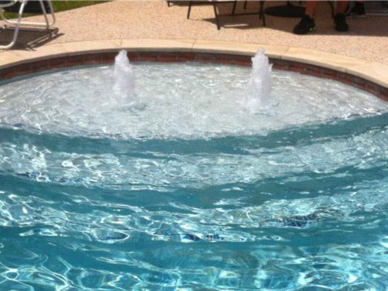 Extended sun shelf entry into a pool
