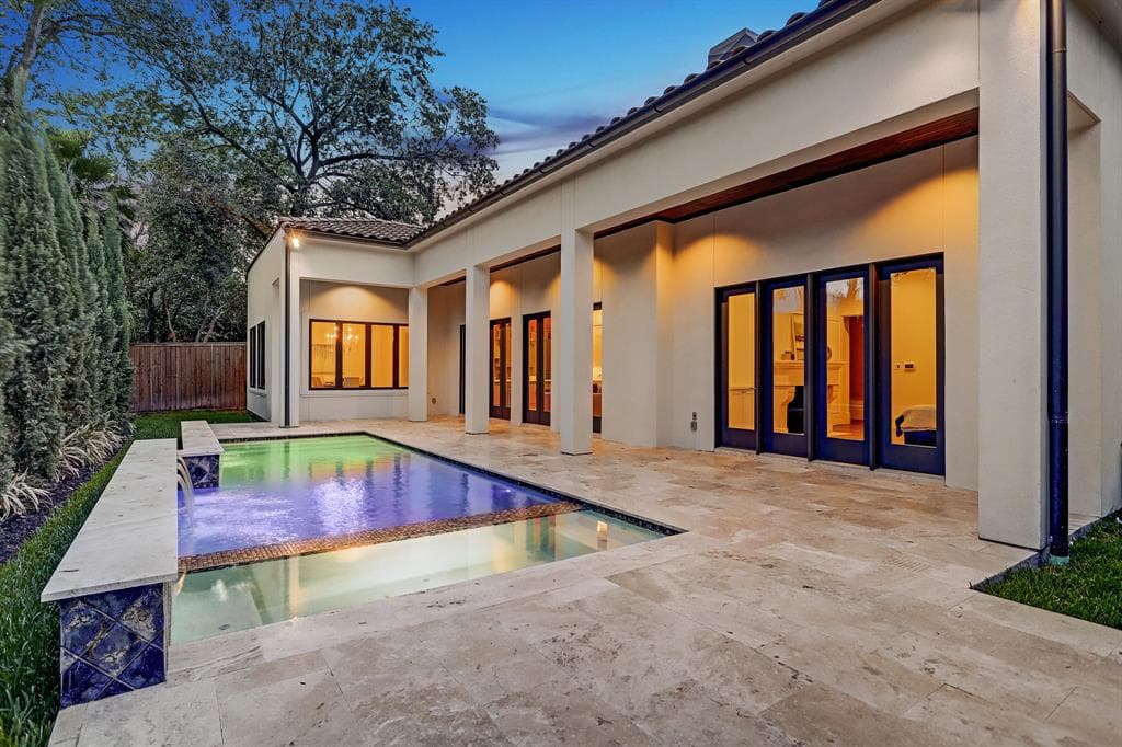 Resort-style Houston Cool Pools backyard