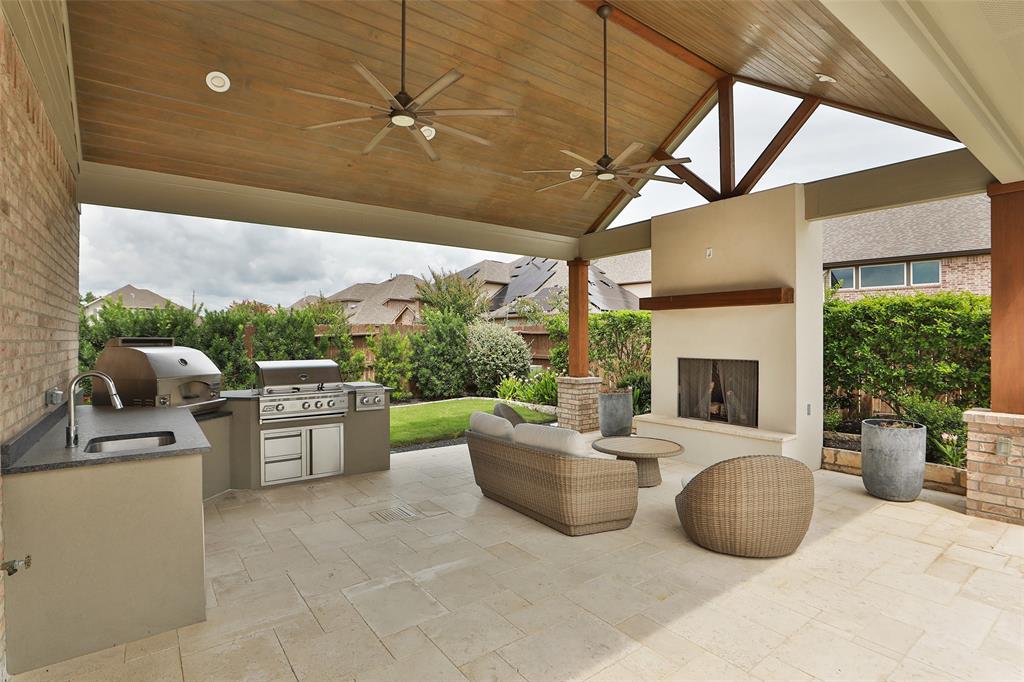 Outdoor structure by Houston Cool Pools - covered patio with outdoor kitchen