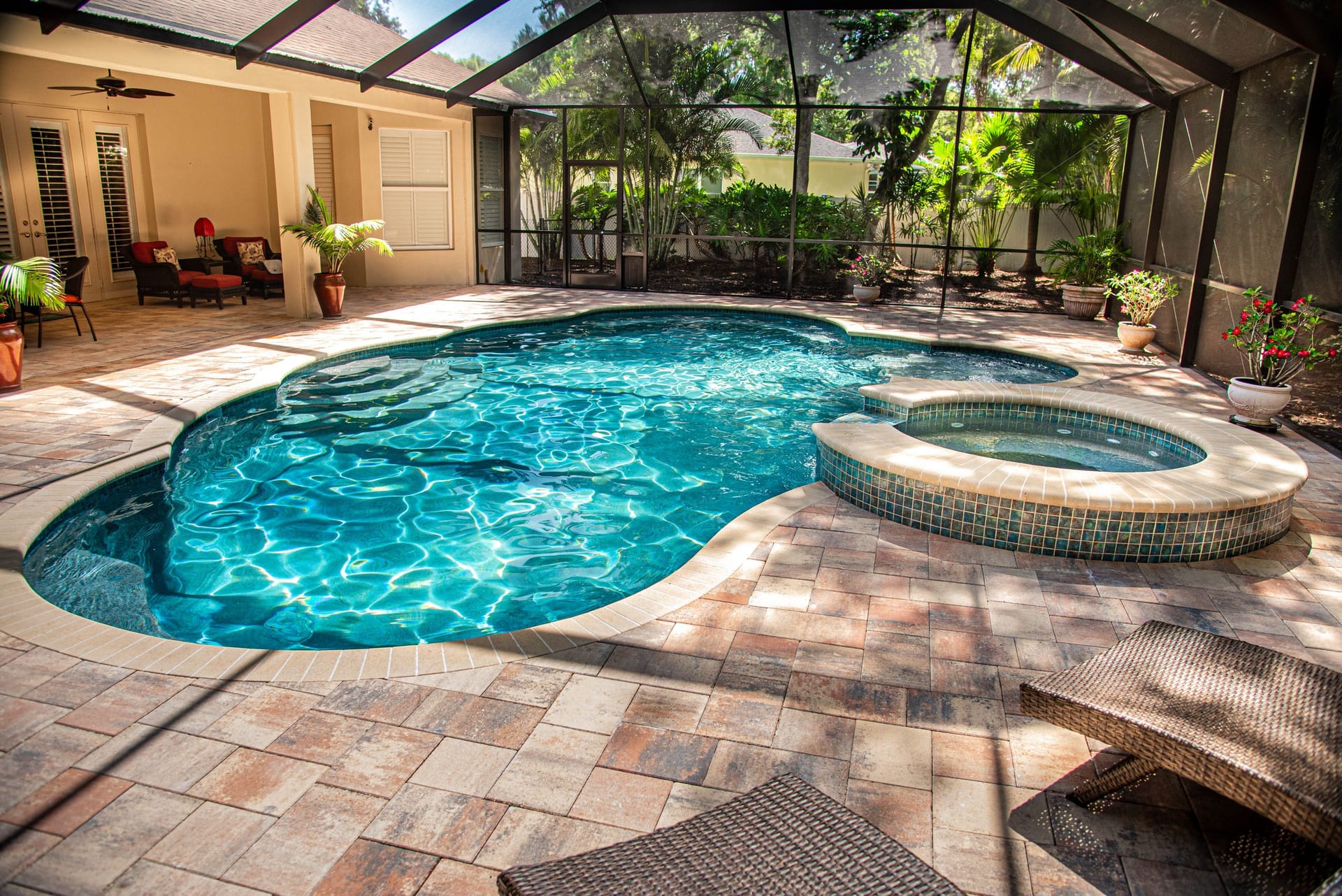Free form pool by Houston Cool Pools - screened kidney-shaped pool with raised spa